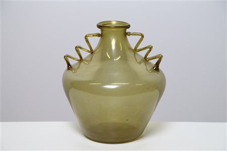 POLI FLAVIO (1900 - 1984) - (attribuito) Vaso trasparente verde oliva, decorato da anse a zig-zag. Per Seguso Vetri d'Arte, anni ‘20.
