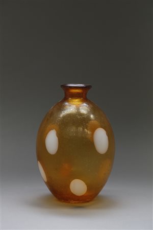 MANIFATTURA MURANESE  - Vaso in vetro aranciato decorato con grandi pois in vetro lattimo su superficie corrosa ad acido, anni '50.