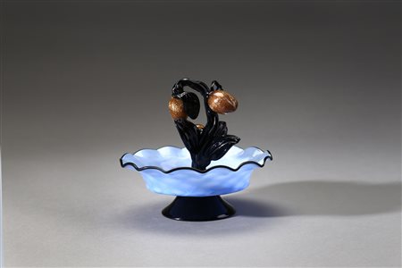  FRATELLI TOSO - Ciotola con elemento vegetale in vetro azzurrino incamiciato. Base, filamento ed elemento vegetale in vetro nero, boccioli in avventurina. Fine anni ’30. .