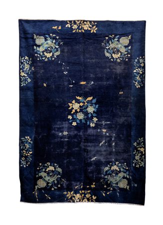 Tappeto cinese fondo blu - caratterizzato da composizioni floreali sparse nei...