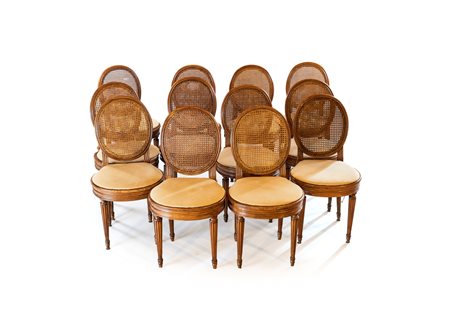 Dodici sedie in legno di noce, Piemonte XVIII secolo - con schienali...
