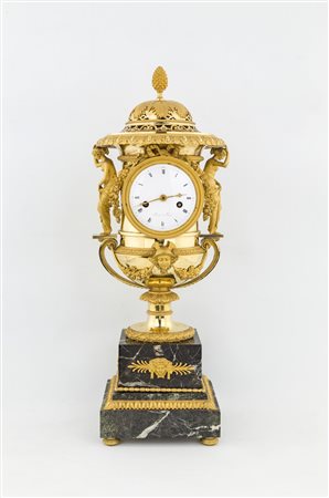 Grande orologio in bronzo dorato, Francia, epoca del Direttorio. cm 58x18x18...