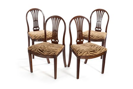 Quattro sedie in noce, XIX secolo - con schienali a giorno di linea...