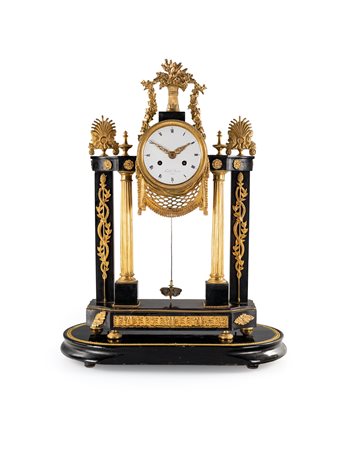 Pendola a portico in bronzo dorato e marmo, Piemonte, fine del XVIII secolo -...