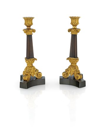 Coppia di candelieri in bronzo brunito e dorato, inizio del XIX secolo - con...
