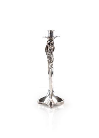 Candeliere scultoreo in argento di gusto Liberty - con base quadrilobata e...