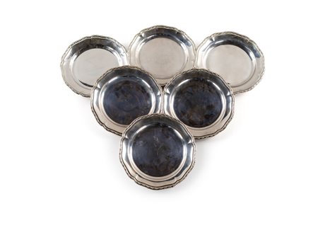 Sei piatti da dessert in argento - con profilo sagomato percorso da foglie....