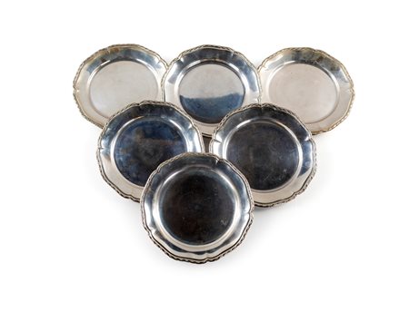 Sei piatti da frutta in argento - con profilo sagomato percorso da foglie....