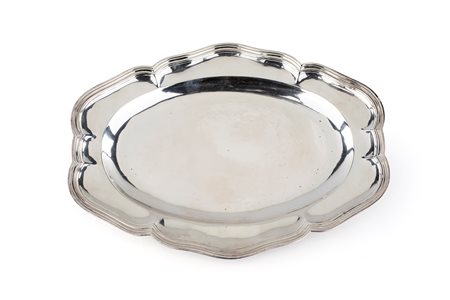 Vassoio in argento, Parigi 1762 - 1768, argentiere I.A.R. - di forma ovale...