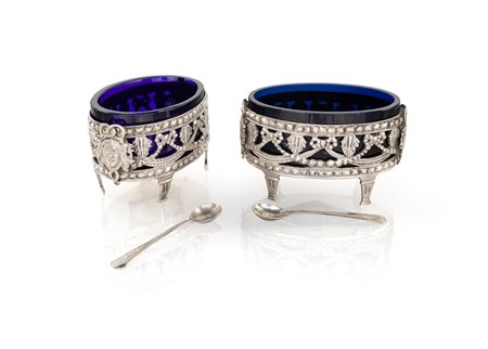 Coppia di saliere in argento, fine XIX/inizio XX secolo - di forma ovale con...