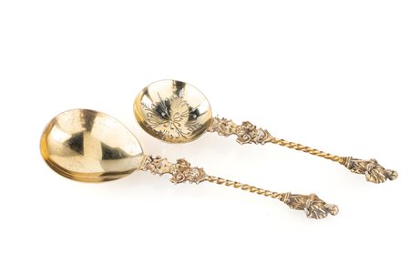 Due cucchiai "degli Apostoli" in argento dorato, Londra 1898 e 1903 - di cui...