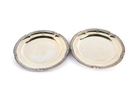 Coppia di piatti in argento dorato, argentiere André Aucoc, XIX secolo - con...