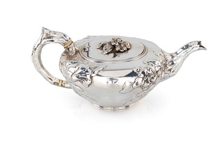 Teiera in argento, Londra 1838, argentiere John Figg - decorata in leggero...