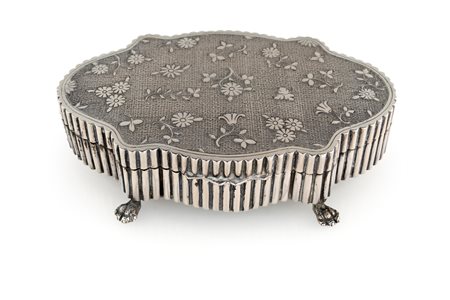 Portagioie in argento, Italia 1935/1945 - di forma ovale polilobata, decorato...