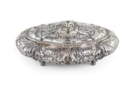 Scatola in argento, Milano XX secolo - di forma ovale schiacciata con...