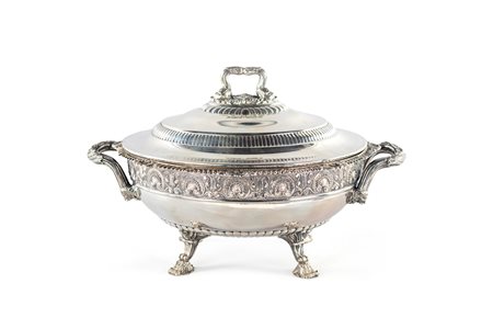 Zuppiera in argento, Italia, XX secolo - di forma ovale sorretta da quattro...