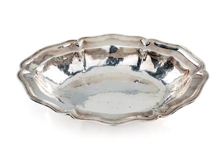 Bacile in argento, presumibilmente Francia, XVIII secolo - di forma ovale con...