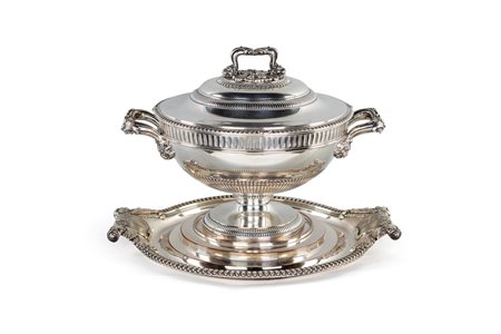 Grande zuppiera in argento, 1930 ca. - di forma circolare ornata da più...