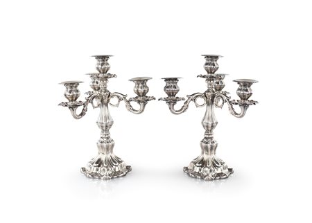Coppia di candelabri in argento a quattro luci, probabilmente Francia, 1880...