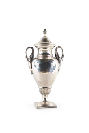 Coppa in argento con coperchio - con corpo liscio ornato da fiori incisi...