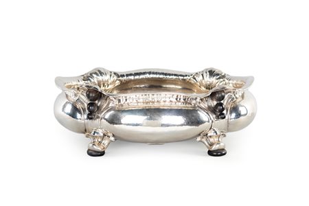 Grande centrotavola in argento, Milano, Luigi Genazzi - di forma ovale...