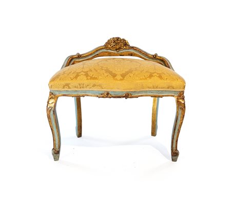 Panchetto in legno laccato verde - caratterizzato da un fregio posteriore...