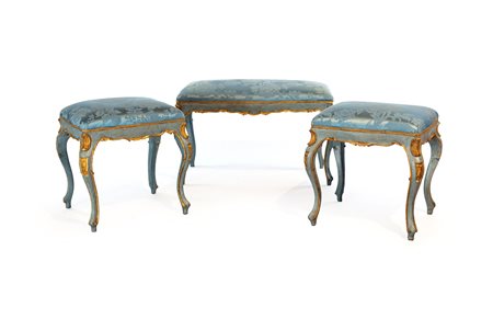 Coppia di sgabelli ed un terzo analogo, XIX secolo - in legno laccato...