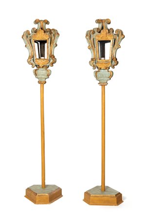 Coppia di lanterne in legno laccato azzurro, Marche, XVIII secolo - con...