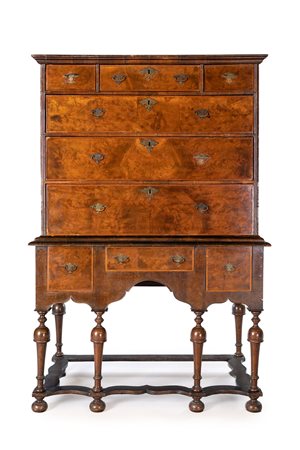 Highboy in radica, Inghilterra, inizio XIX secolo - corpo superiore a...