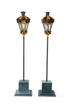 Coppia di lanterne in tolla, XVIII secolo - di forma poliedrica con sommità a...