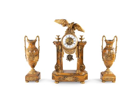 Trittico in marmo giallo e bronzo dorato, XIX secolo - composto da una...