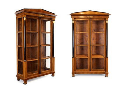 Coppia di vetrine in ciliegio di gusto Impero - di linea squadrata con cimasa...