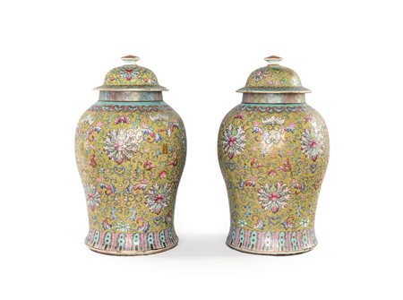 Coppia di vasi con coperchio in porcellana, Cina - decorati in policromia a...