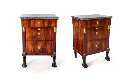 Coppia di comodini in noce, Lucca, inizio del XIX secolo - con un cassetto...