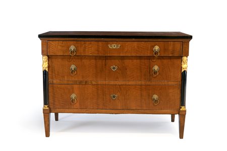 Coppia di cassettoni in noce, Italia Centrale, XIX secolo - con tre cassetti...