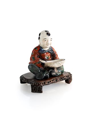 Figura seduta in porcellana policroma