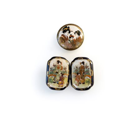 Lotto composto da fibbia e spilla in argento e porcellana