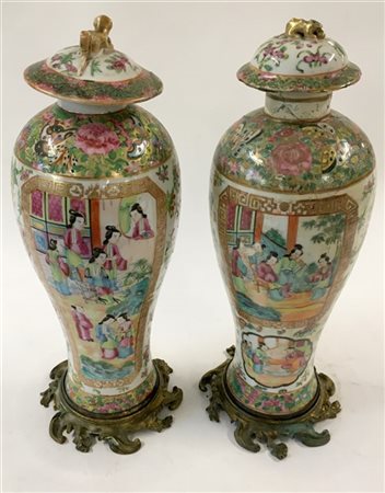 Coppia di vasi in porcellana Canton con coperchio, basi in bronzo
Cina, inizio