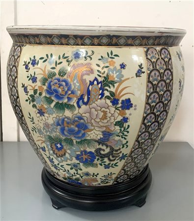 Cachepot in porcellana policroma a decoro floreale, base in legno. Cina, sec. X