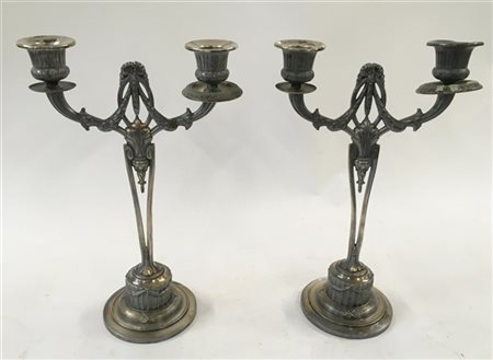 Coppia di candelieri a due fiamme in metallo con decoro liberty. (h cm 33) (dif