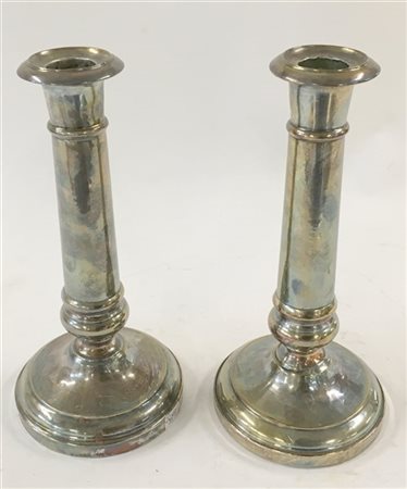 Coppia di candelieri in metallo argentato a corpo liscio (h cm 22) (difetti)