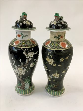 Coppia di vasi con coperchio in porcellana decorata in policromia su fondo nero