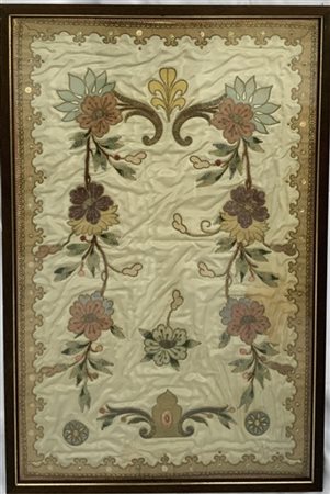 Collage di tessuti moderni ritagliati a forma di fiori e foglie legati da volut