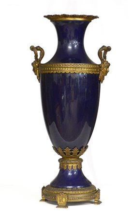 Manifattura francese, vaso biansato in porcellana blu montato in bronzo cesella