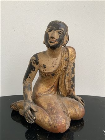 Figura di monaco inginocchiato in legno intagliato, dorato e laccato
Thailandia