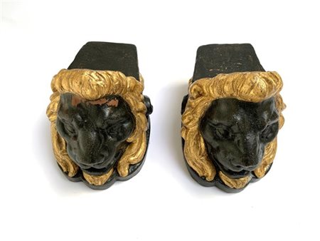 Coppia di basi in terracotta raffiguranti leoni decorati in policromia e doratu