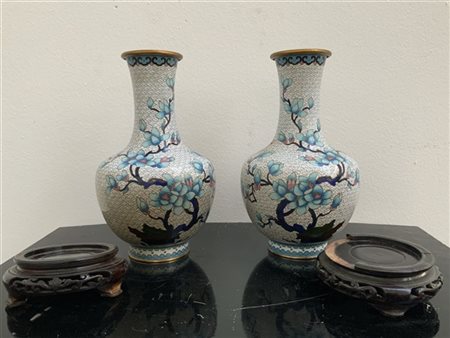 Coppia di vasi a bottiglia in smalto cloisonné a fondo bianco e decorazioni flo