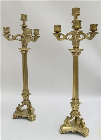 Coppia di candelabri in bronzo a tre fiamme, con fusto a colonna scanalata e de