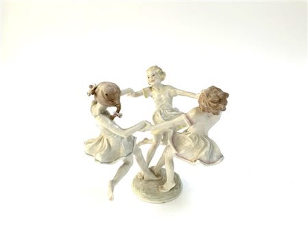 Manifattura tedesca, gruppo in porcellana policroma raffigurante tre ragazze ch