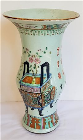 Vaso dalla forma arcaica in porcellana policroma
Cina, secolo XX
(h. cm 36) (li